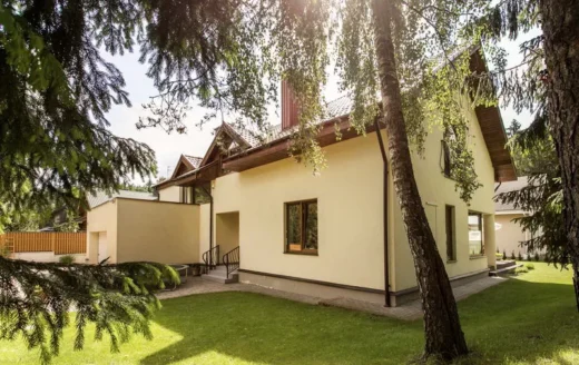 Šviesus namas su kiemu – būsto pardavimo pavyzdys ir dažniausios savininkų klaidos