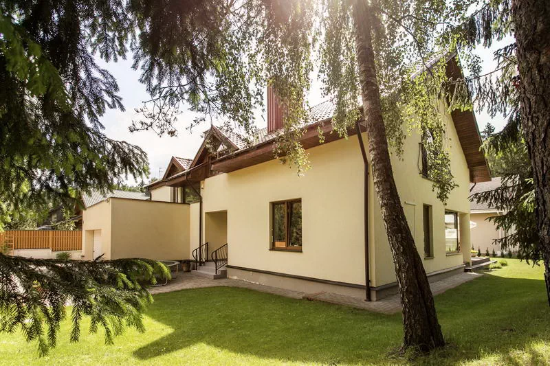 Šviesus namas su kiemu – būsto pardavimo pavyzdys ir dažniausios savininkų klaidos